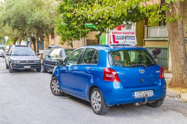 Atina Yunanistan 04. Ekim 2018 Yunanistan 'ın başkenti Atina' da Tipik sokak yolu otomobil ve palmiye ağaçları inşa ediyor.