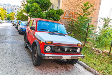 Yunanistan 'ın başkenti Atina' da tipik sokak yolları otomobil ve palmiye ağaçları inşa ediyor.