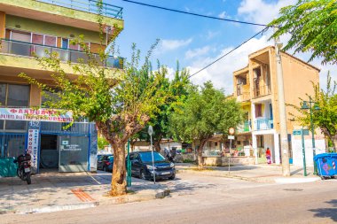 Atina Yunanistan 04. Ekim 2018 Yunanistan 'ın başkenti Atina' da Tipik sokak yolu otomobil ve palmiye ağaçları inşa ediyor.