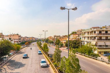Yunanistan 'ın başkenti Atina' da tipik sokak yolları otomobil ve palmiye ağaçları inşa ediyor.