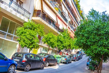 Atina Yunanistan 04. Ekim 2018 Yunanistan 'ın başkenti Atina' da Tipik sokak yolu otomobil ve palmiye ağaçları inşa ediyor.