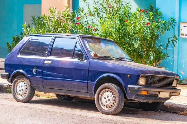 Yunanistan 'ın başkenti Atina' da tipik sokak yolları otomobil ve palmiye ağaçları inşa ediyor.