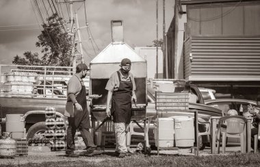 Tulum Meksika 02. Şubat 2022, Meksika 'da Tulum' daki tipik sokak yolu ve şehir manzarasında sokak meyveli barbekü ve içeceklerin resmi..