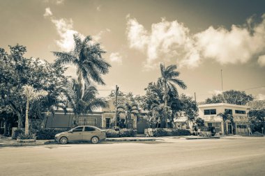 Tulum Meksika 02. Şubat 2022 Tipik sokak yolu ve şehir manzaralı siyah beyaz araba trafiği palmiye ağaçları ve Meksika 'da Tulum restoranları.