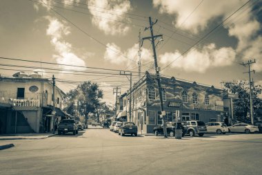 Tulum Meksika 02. Şubat 2022 Tipik sokak yolu ve şehir manzaralı siyah beyaz araba trafiği palmiye ağaçları ve Meksika 'da Tulum restoranları.