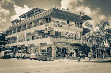 Tulum Meksika 02. Şubat 2022 Tipik sokak yolu ve şehir manzaralı siyah beyaz araba trafiği palmiye ağaçları ve Meksika 'da Tulum restoranları.