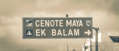 Tulum Meksika 02. Şubat 2022 Tulum şehrinde Maya Cenote 'ye ve Meksika' da Ek Balam Quintana Roo 'ya giden yolda bir yol tabelasının resmi..