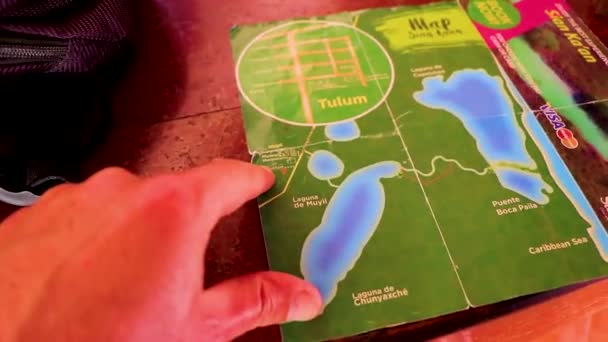 Mexa 2022年2月チュニャクチェ キンタナ メキシコのムイイル寺院遺跡やラグーンへの指で地図上の道を指す — ストック動画