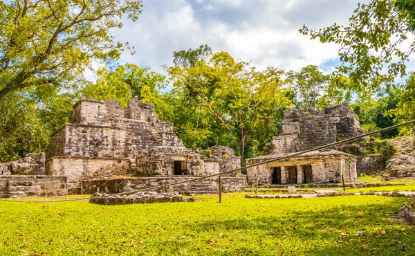 Antiguo Sitio Maya Con Ruinas Templos Pirámides Artefactos Selva Tropical —  Fotos de Stock