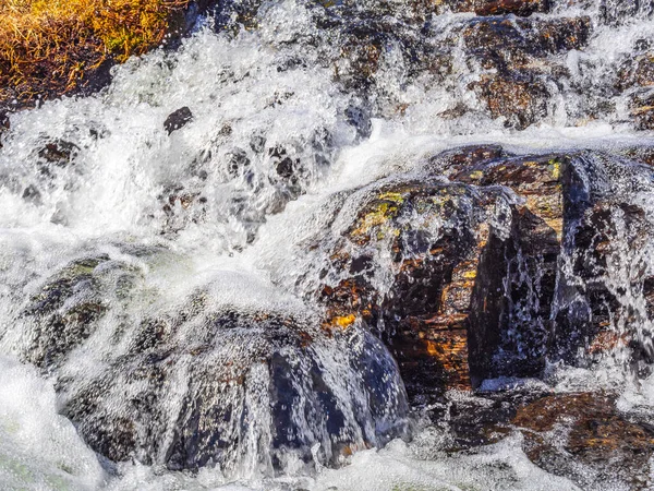 Muž Turista Cestovatel Úžasné Hydnefossen Vodopád Hora Vrchol Řeky Sněhu — Stock fotografie