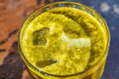 Sebze meyveli muzlu salata, blender 'da yeşillik ve Hemsedal Norveç' te buzlu cam karışımı..