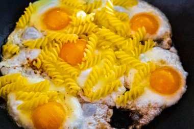 Yumurta kızart ve sabahları tavada kızarmış yumurta ve makarna yap..