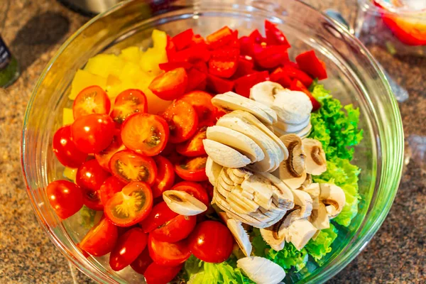 Legumes Coloridos Verduras Cortadas Servidas Como Salada Uma Tigela Café — Fotografia de Stock