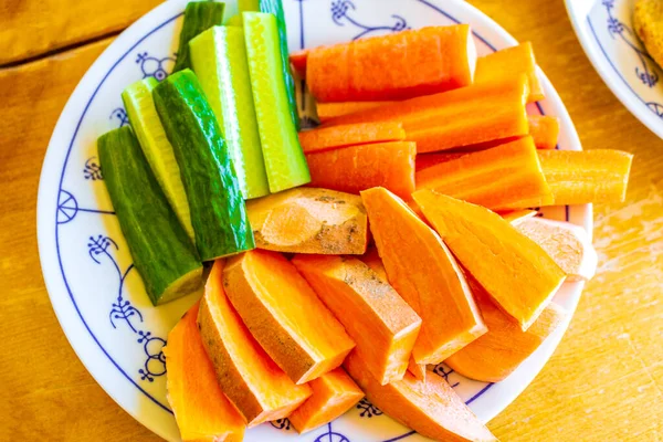 カラフルな野菜や緑のカットとプレート上のサラダとして機能します 非常に健康的な朝食と食べ物 ヘムゼダル ノルウェー — ストック写真