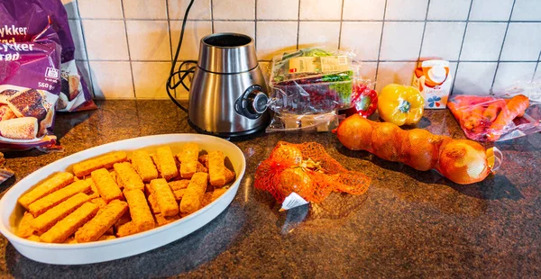 Ralladuras Pescado Pega Cebollas Zanahorias Fideos Pasta Otras Comidas Sartén —  Fotos de Stock