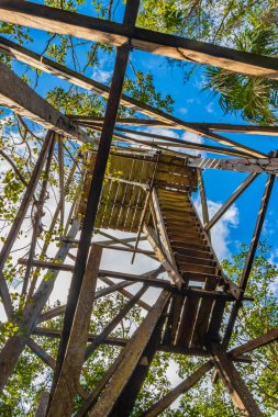 Sian Ka 'an Ulusal Parkı Muyil Chunyaxche Quintana Roo Meksika' nın tropikal ormanlarındaki Muyil Lagoon manzaralı tahta gözetleme kulesi..