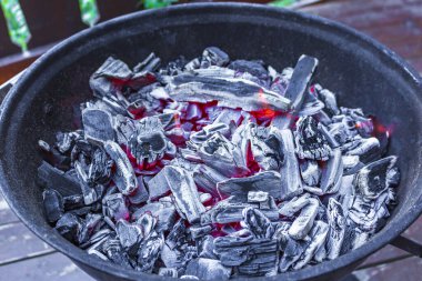 Norveç 'te mangal yaparken yanan mangal kömürü ve duman..