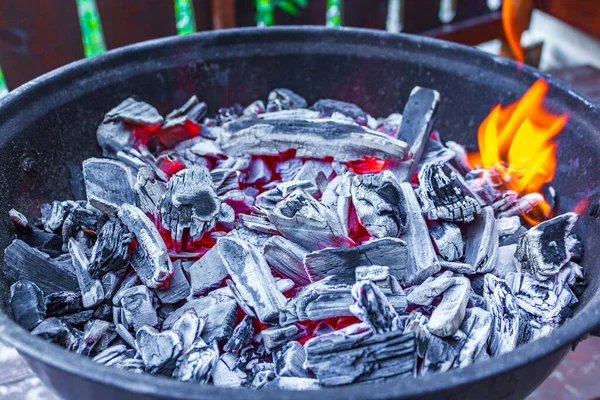 Fogo Carvão Churrasco Brilhante Fumaça Ligar Churrasco Uma Grade Redonda — Fotografia de Stock