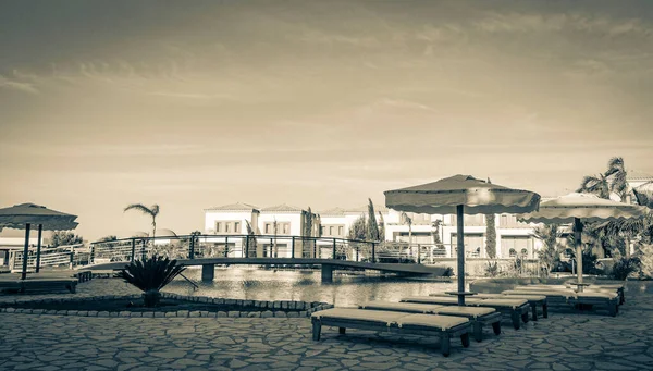 Стара Чорно Біла Картина Розкішних Курортів Пляжів Сонячними Салонами Парасолями — стокове фото