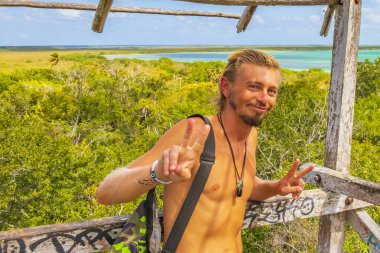 Panorama manzarasında gezgin ve turist rehberi Muyil Lagünü 'ne tropik orman ormanı doğa kulesinden Sian Ka' an Ulusal Parkı Muyil Chunyaxche Quintana Quintana Meksika.