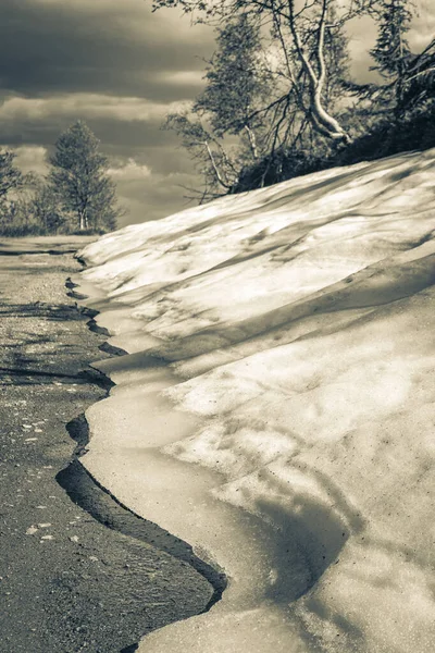 Стара Чорно Біла Картина Танення Снігу Дорожній Вулиці Вершині Водоспаду — стокове фото
