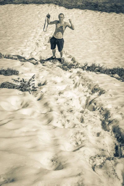 Стара Чорно Біла Картина Чоловіка Який Подорожує Екстремальними Туристами Піднімається — стокове фото