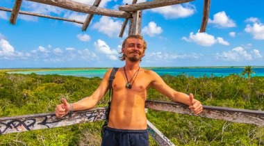 Panorama manzarasında gezgin ve turist rehberi Muyil Lagünü 'ne tropik orman ormanı doğa kulesinden Sian Ka' an Ulusal Parkı Muyil Chunyaxche Quintana Quintana Meksika.