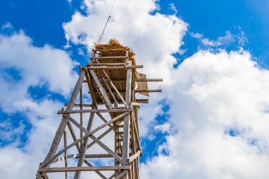 Panorama manzaralı ahşap gözetleme kulesi. Tropikal ormandaki Muyil lagünü. Mavi gökyüzü Sian Ka 'an Ulusal Parkı Muyil Chunyaxche Quintana Roo Mexico..