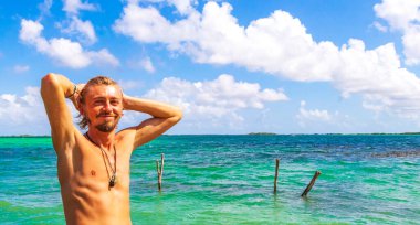 Gezgin ve turist rehberi Panorama Rıhtımı 'nda Muyil Lagünü manzarasında tropikal orman Sian Ka' an Ulusal Parkı 'nda turkuaz suyla Muyil Chunyaxche Quintana Roo Mexico.
