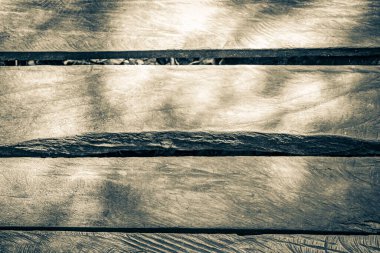 Tahta yürüyüş yolları ve tropik doğal orman köprüsünün dokusu ve deseni Muyil Chunyaxche Quintana Roo Mexico 'daki Sian Ka' an Ulusal Parkı 'nda palmiye ağaçları yetiştiriyor..