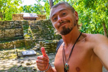 Muyil Chunyaxche Quintana Roo Meksika 'daki tropikal doğal orman palmiyeleri ve yürüyüş patikalarındaki kalıntılarla antik Maya sahasında gezgin ve turist rehberi..