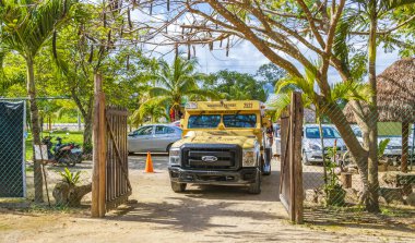 Muyil Meksika 02. Şubat 2022 Muyil Chunyaxche Quintana Roo Meksika 'da para nakil kamyonu.