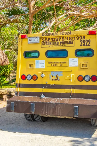 Mexa 2月2022黄色のセキュリティ現金輸送トラックでMuyil Chunyaxche Quintana Roo Mexico — ストック写真