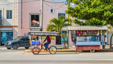 Tulum Meksika 02. Şubat 2022 Tipik renkli sokak yolu ve şehir manzarası üzerinden Meksika 'da Tulum' da palmiye ağaçları ve restoranlar trafiği.