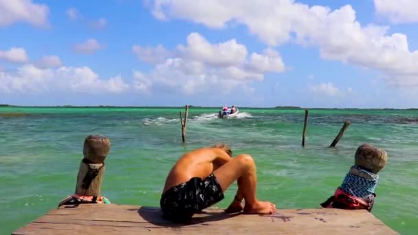 Resenär Och Turistguide Båt Brygga Vid Panorama Utsikt Över Muyil — Stockvideo