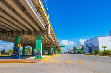 Playa del Carmen Meksika 04. Şubat 2022 Tipik Otoyol Köprüsü ve sokak yolu ve şehir manzarası ile Meksika 'da Playa del Carmen binaları.