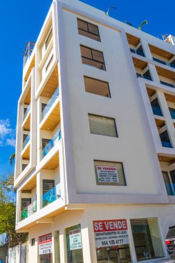 Playa del Carmen Meksika 04. Şubat 2022 Tipik sokak yolu ve şehir manzarası Luis Donaldo Colosio Playa del Carmen 'in arabaları, binaları ve apartmanları Meksika' da.