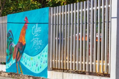 Playa del Carmen Meksika 04. Şubat 2022 Tipik sokak yolu ve şehir manzarası Luis Donaldo Colosio Playa del Carmen 'in arabaları, binaları ve duvar resimleri Meksika' da.