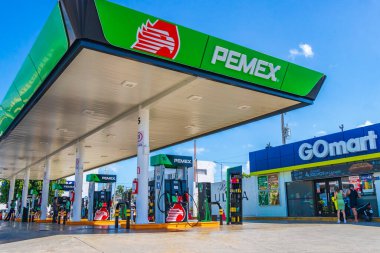 Playa del Carmen Meksika 04. Şubat 2022 Meksika GOmart Quintana Roo Mexico 'daki Playa del Carmen' deki Pemex benzin istasyonunda.