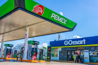 Playa del Carmen Meksika 04. Şubat 2022 Meksika GOmart Quintana Roo Mexico 'daki Playa del Carmen' deki Pemex benzin istasyonunda.