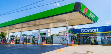 Playa del Carmen Meksika 04. Şubat 2022 Meksika GOmart Quintana Roo Mexico 'daki Playa del Carmen' deki Pemex benzin istasyonunda.
