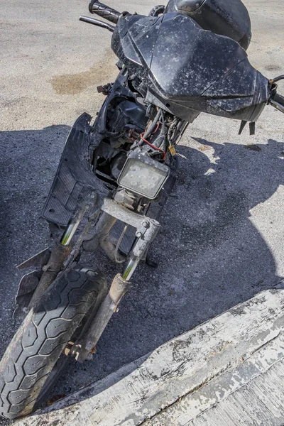 Viejo Coche Sucio Roto Negro Oxidación Moto Scooter Roto Carretera —  Fotos de Stock