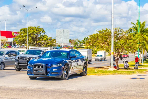 멕시코의 플라야델 카르멘 2022 길가에 주차되어 경찰차는 거리의 경관을 특징으로 — 스톡 사진