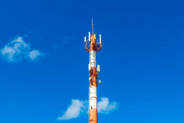 Torre Rossa Bianca Con Radiazione Sfondo Cielo Blu Uccide Playa — Foto Stock