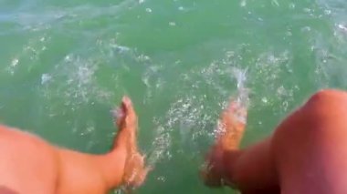 Panorama manzarasında Muyil Lagünü 'ne bakan tekne iskelesinde ayaklar suya. Tropikal orman Sian Ka' an Ulusal Parkı 'nda turkuaz suyla. Muyil Chunyaxche Quintana Roo Mexico..