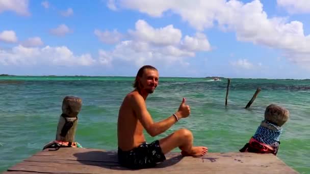 Turist Rehberi Muyil Lagoon Turkuaz Manzaralı Meksika — Stok video