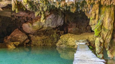 Puerto Aventuras Quintana Roo Mexico 'daki Santuario de los guerreros' taki inanılmaz mavi turkuaz su ve kireçtaşı mağarası çöküntüsü..
