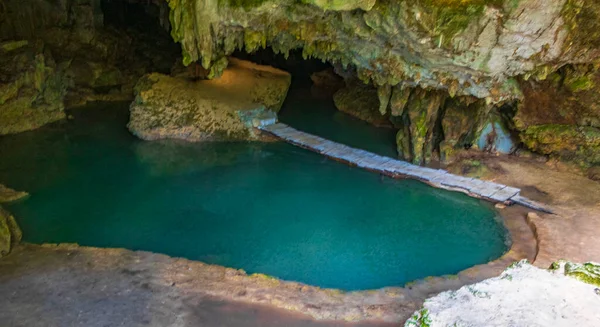 Καταπληκτικό Μπλε Τυρκουάζ Νερά Και Ασβεστολιθικό Σπήλαιο Sinkhole Cenote Στο — Φωτογραφία Αρχείου