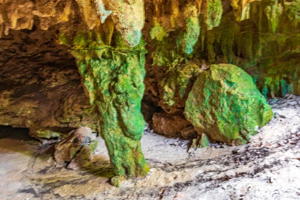 素晴らしい青ターコイズブルーの水と石灰岩の洞窟の陥没穴は プエルト アベンチュラのSantuario Los Guererosに集中していますキンタナ メキシコ — ストック写真