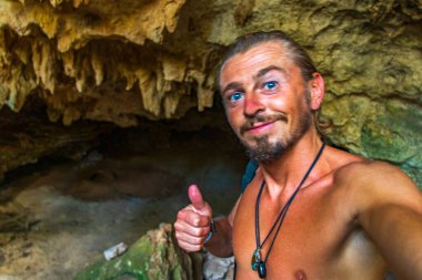 Gezgin ve turist rehberi, Puerto Aventuras Quintana Roo Mexico 'daki Santuario de los guerreros' taki muhteşem mavi turkuaz suyu ve kireçtaşı mağarası çukurunda..